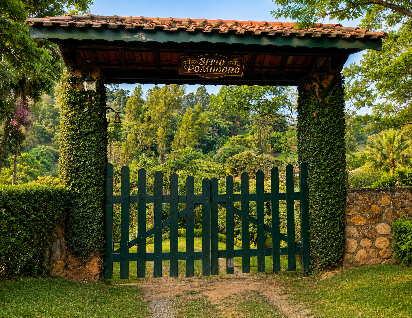 Porteira verde e placa de entrada do Sítio Pomodoro em meio à vegetação